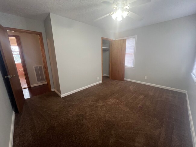 Building Photo - 3 bedroom 1 bathroom brick home in West Tu...