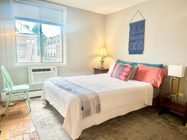 Building Photo - 1 Bed 1 Bath!  Pets Welcome!  Parking!