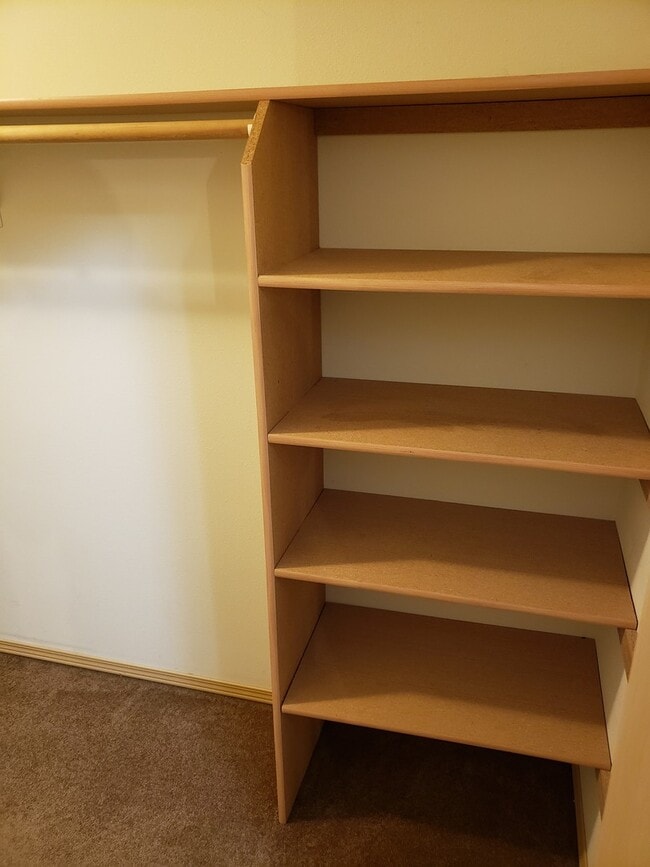 Building Photo - Gem Heights Spaciousness