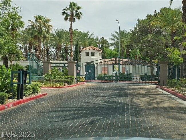Building Photo - 285 Spring Palms St
