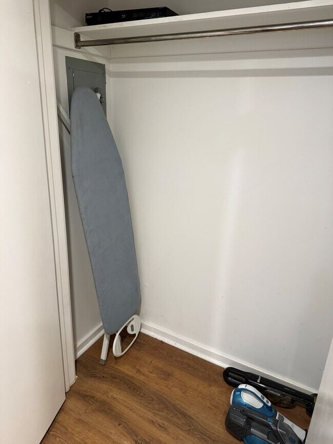 Building Photo - 1515 1/2 S Carson Ave