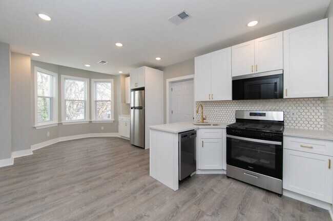 Building Photo - Beautiful Gut Renovated 2 Bed/1 Bath Apart...