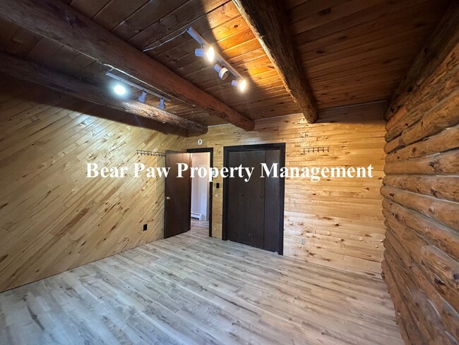 Building Photo - Perfect Mountain Log Home!