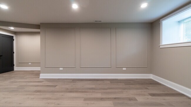 Building Photo - 5404 N Paulina St