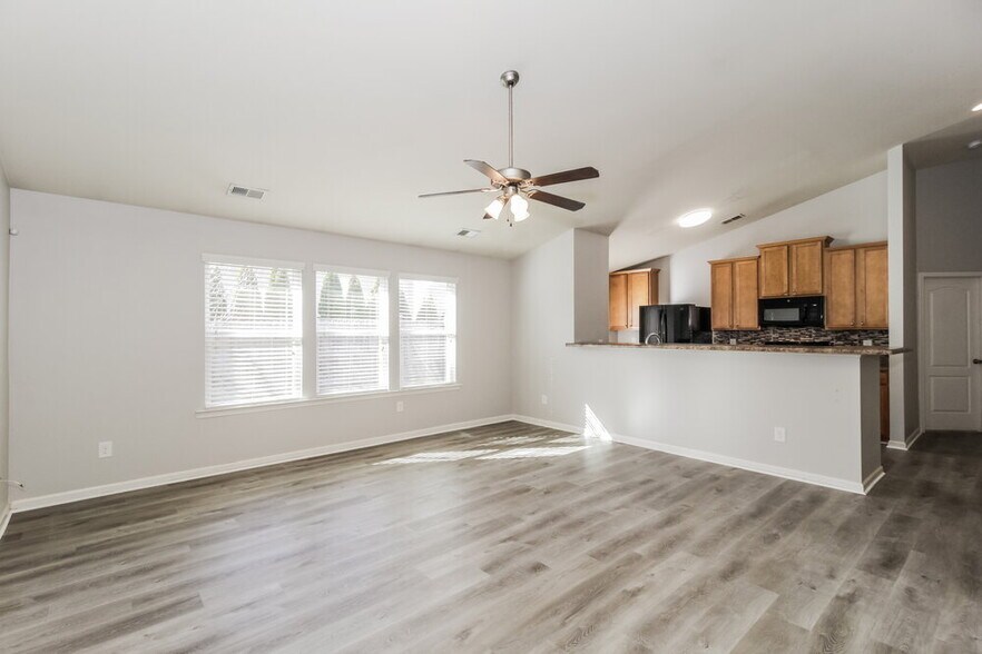 Building Photo - 162 High Point Way