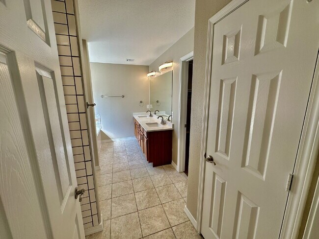 Building Photo - 6 Roessler Ln