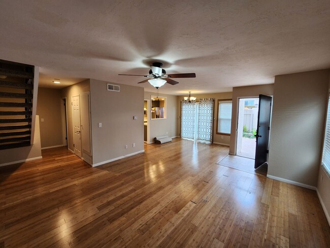 Building Photo - 2 Bedroom, 1.5 Bath End Unit In Clairemont