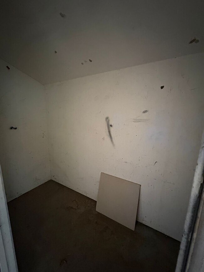 Building Photo - NW Condo Near Shopping Center Available Now!
