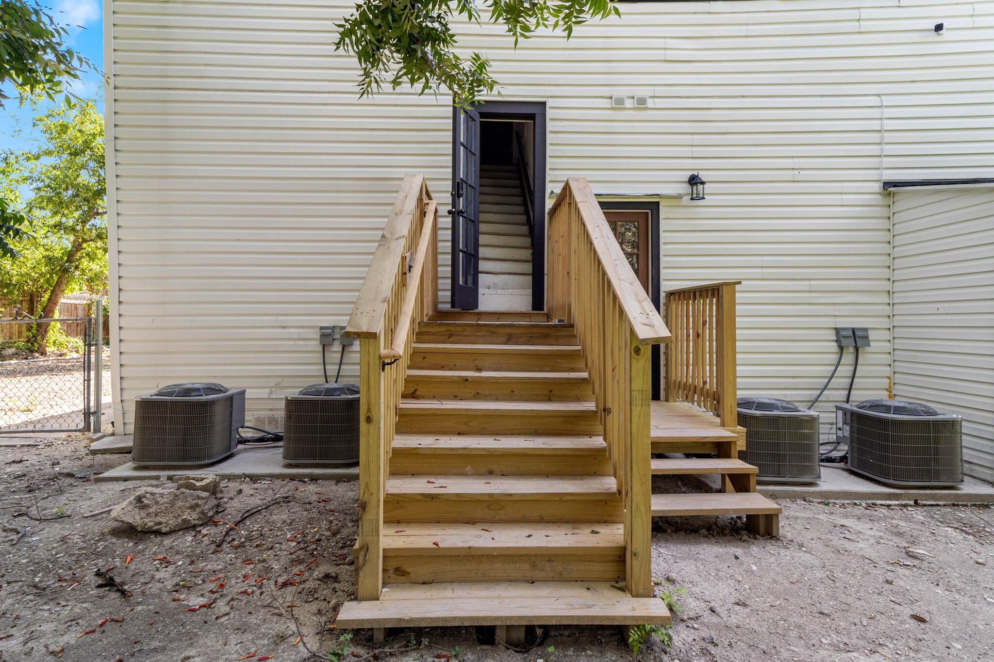 Building Photo - 2511 N Flores St