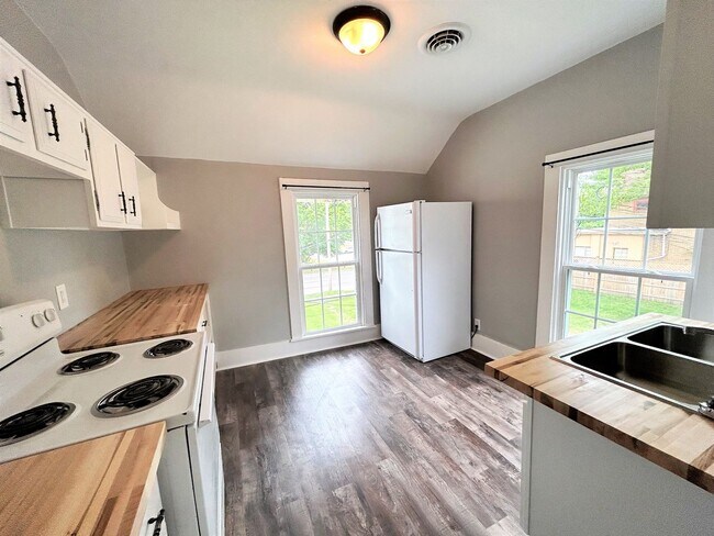 Building Photo - 677 Oak St