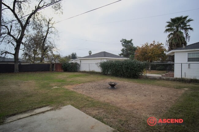 Building Photo - Cozy home located in the Northeast!