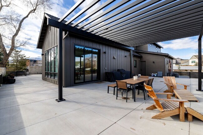 Building Photo - Beautiful Fully Furnished Custom Home in Rancharrah