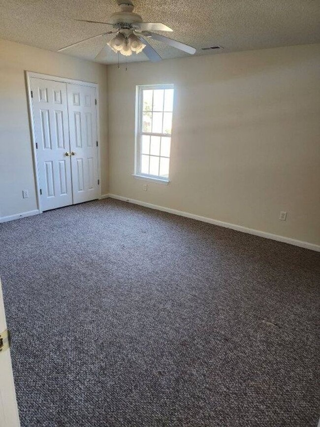 Building Photo - Beautiful Home with a Great Location In Town