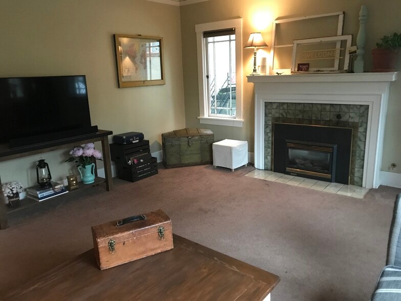Working gas fireplace - 1827 NE 11th Ave