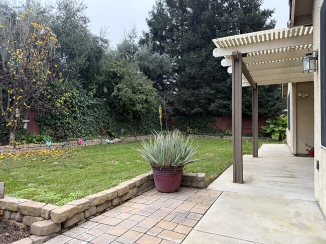 Building Photo - Polished and Chic 4/2 Available NOW!!