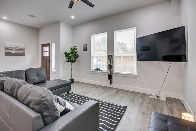 Building Photo - 9305 Tower St