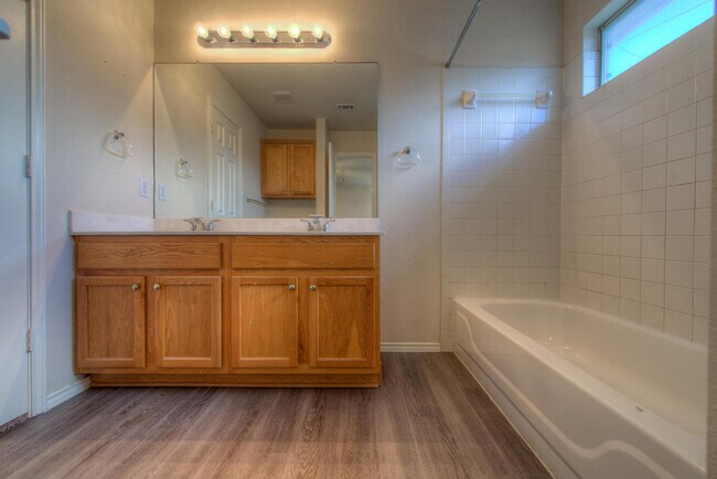Building Photo - Very clean 4 BR 2.5 Bath