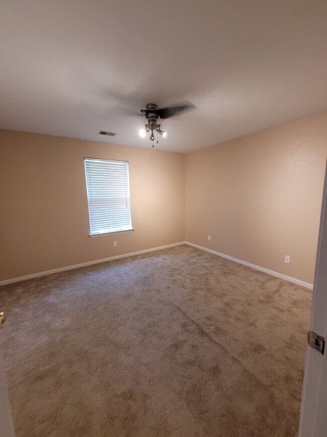 Building Photo - Spacious Three Bedroom Townhome in Wellstone!