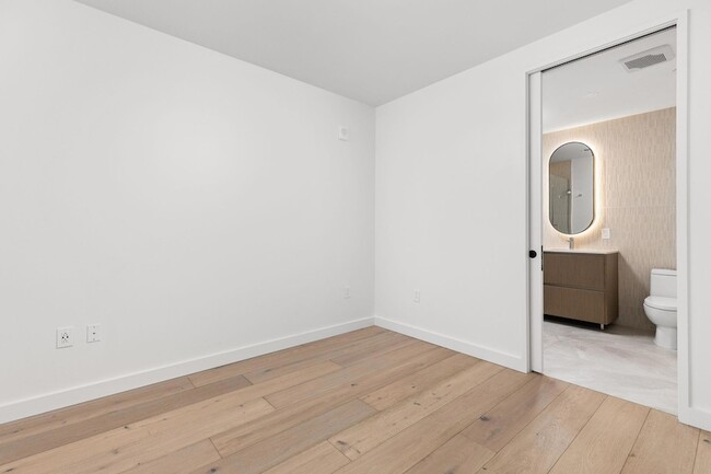 Building Photo - 610 Davis St