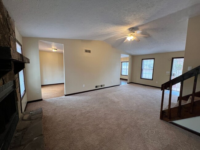 Building Photo - Great Split Level in Quiet Neighborhood!