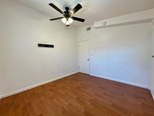 Building Photo - Gorgeous 3 Bedroom 2 Bathroom Home In Lemo...