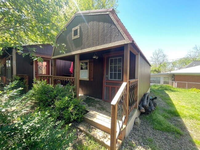 Building Photo - 412 W Day St