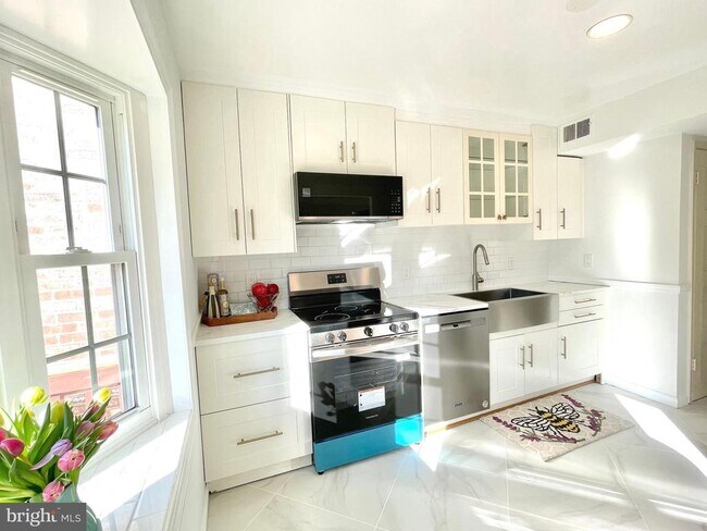 Building Photo - 27 Chantilly Ct