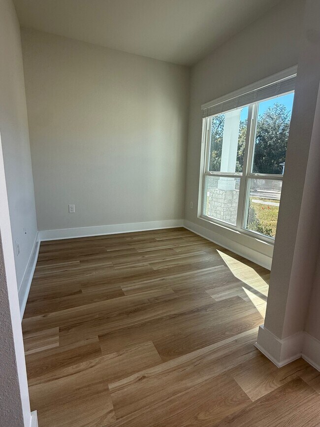 Building Photo - 676 Overland Dr