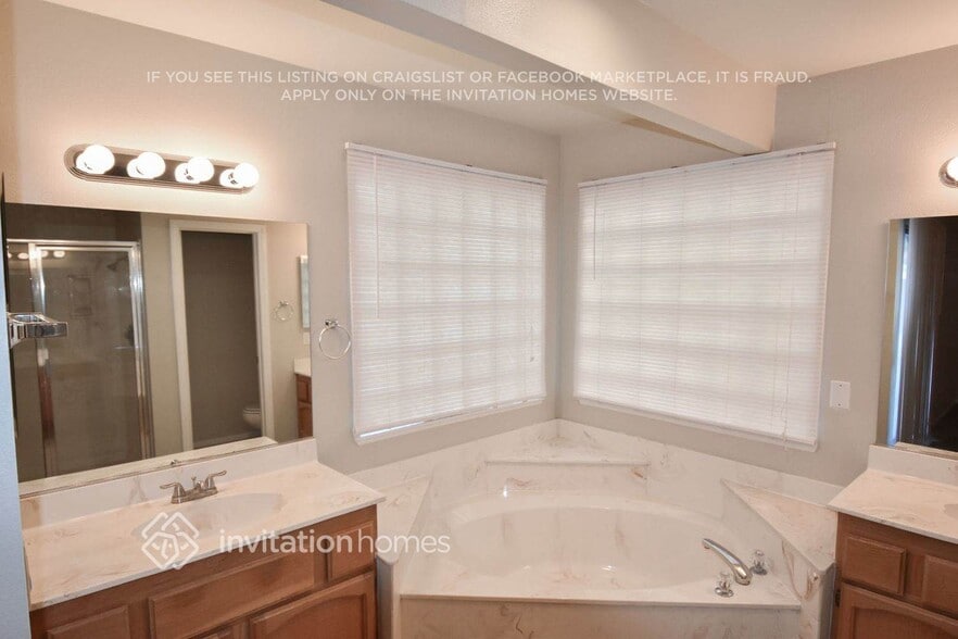 Building Photo - 3640 N Glen Ridge Way