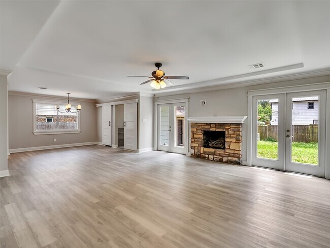 Building Photo - 612 Orangewood Dr