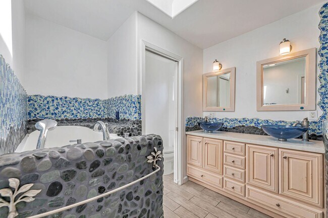 Building Photo - Beautifully Maintained 3-Bedroom Home l Hu...