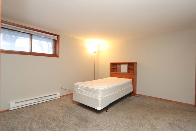 Building Photo - 322 Maple Dr