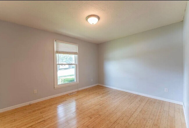 Building Photo - 3 Bed 2 Bath 2 Car Garage Home Available 07/01/2026!!