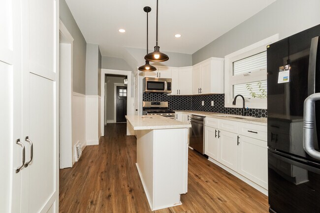 Building Photo - Charming 3-Bedroom Cleveland Home