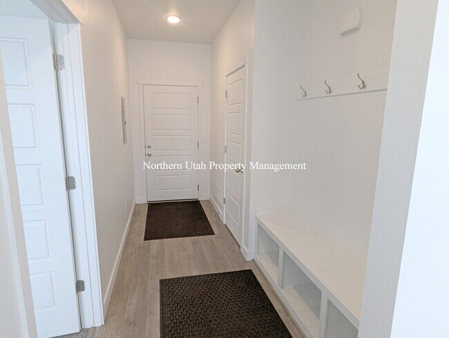 Building Photo - Newer 2 Bed 3 Bath Townhome