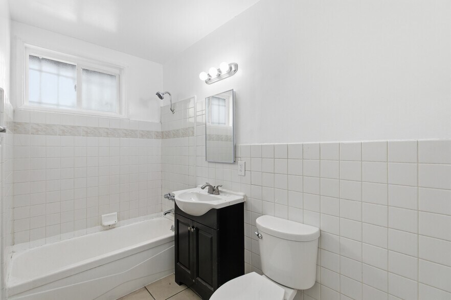 Building Photo - 534 Hyde Park Pl