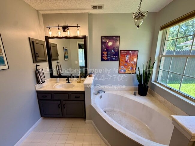 Building Photo - 5524 Hidden Ridge Dr