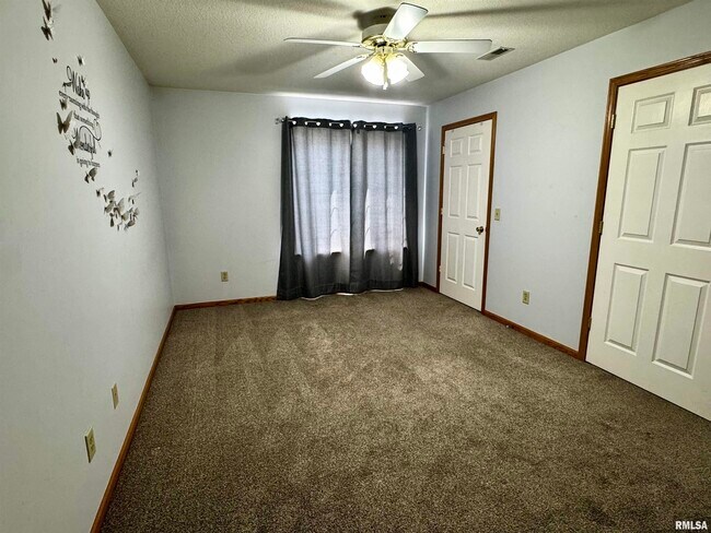 Building Photo - 3031 Holiday Ct
