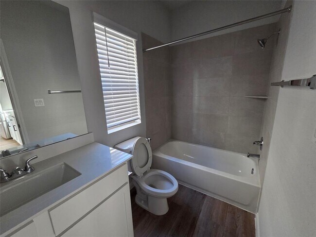 Building Photo - 221 Bauer Lp