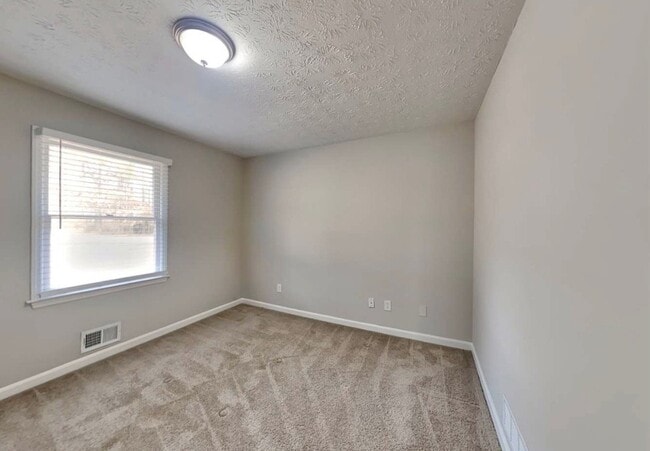 Building Photo - 301 E Country Woods Dr