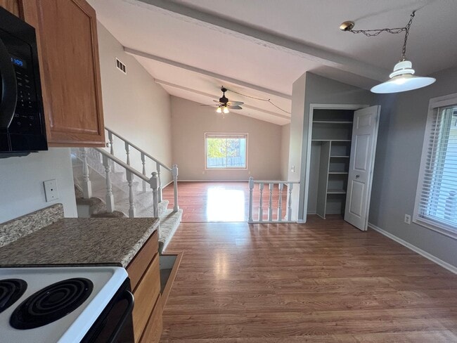 Building Photo - Two Bedroom Duplex in Kentwood!