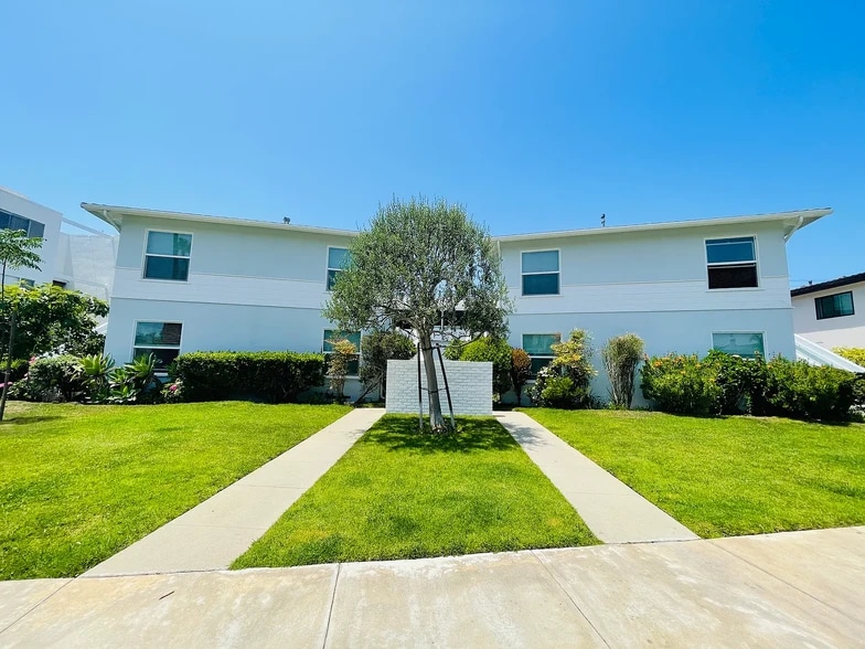 Beautiful grounds. Live the beach life. - 811 S Catalina Ave