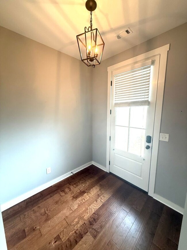 Building Photo - ** 4 Bed 2.5 Bath Located beside Park Cros...