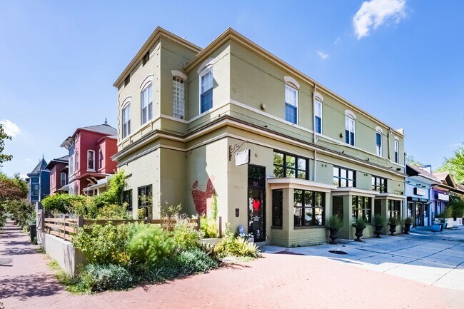 Building Photo - 3 Bed 2.5 Bath - Bloomingdale Condo - 1 Assigned Parking Space