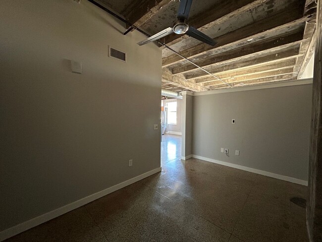 Building Photo - Downtown Fort Worth Texas Condo For Rent "...