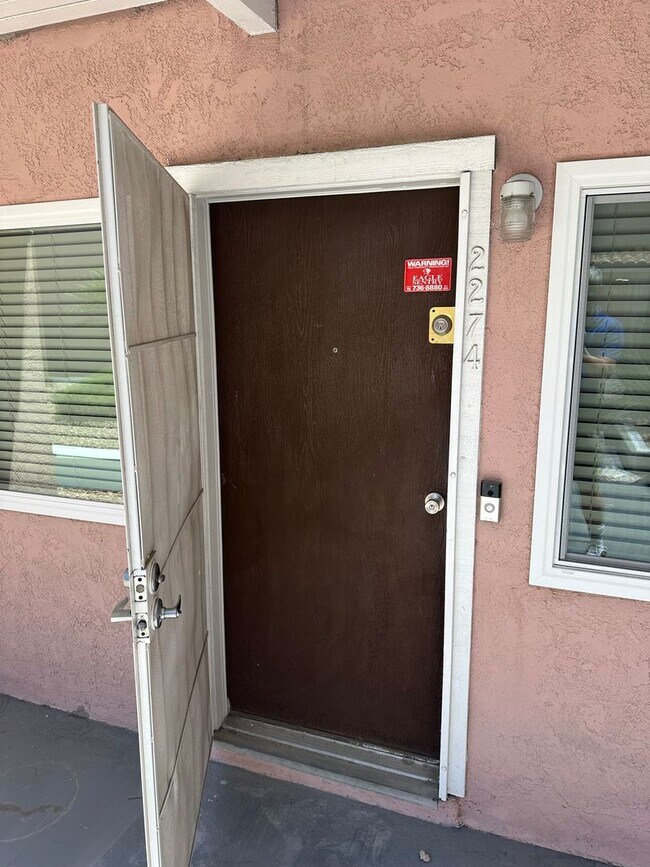 Building Photo - SE Desert Inn and Eastern!! Townhouse with 2 parking Spaces!! Recent Remodel!!