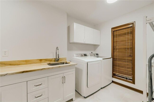 Building Photo - 570 Idlewood Dr NW