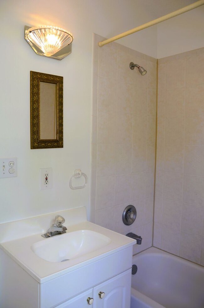 Building Photo - Spacious 4-Bed, 3-Bath Belle Isle Home wit...