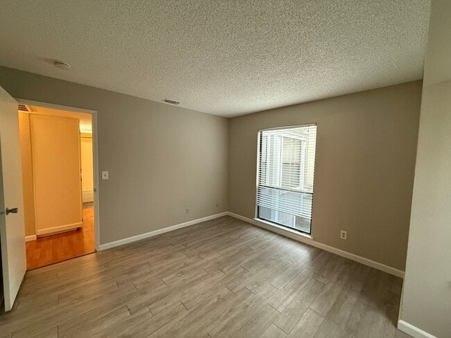 Building Photo - 2 bed 1 bath condo available in Natomas area