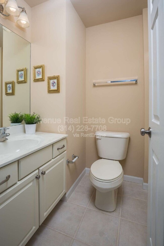 Building Photo - 8947 Hilltop Manor Dr